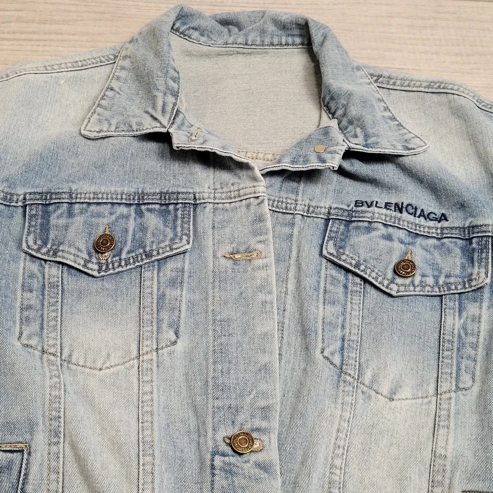 Vintage Style Denim Jacket Womens L Light Wash‎ Distressed Trucker Sloping Hem